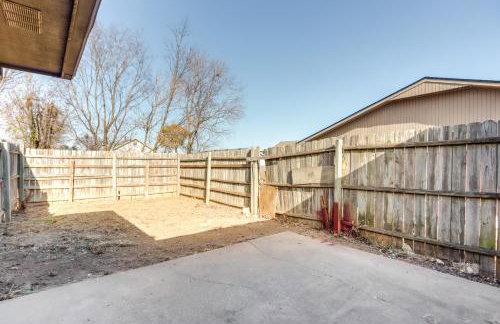 Home with Fenced Yard Near Dtwn Rogers! - Foto 20