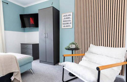 DiscountsContractorsWIFIFree ParkingSmart TV - Photo 4