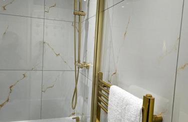 Contemporary & Spacious 1BD - Fireplace with Modern Comforts - Foto 3