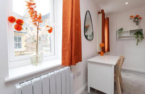 large 2 bed central apartment with balcony and private parking - Foto 68