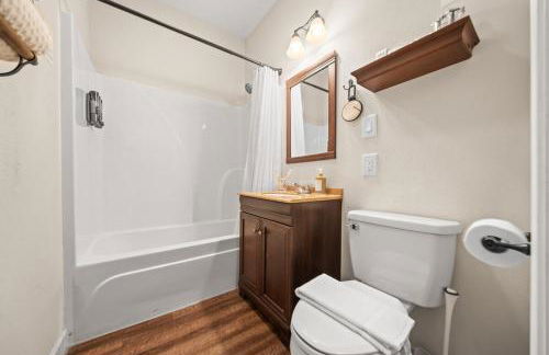 Mountain Bungalow-Walk to Downtown/Biker's Dream! - Foto 30