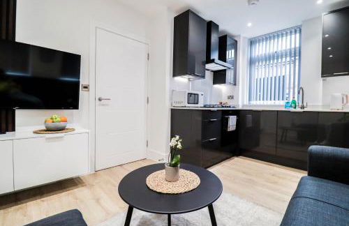 The Eden Suite - 1BR Chic Apt with Luxe Shower, Smart TV & Free Secure Parking in Central High Wycombe HP13, Sleeps 3 - Foto 33