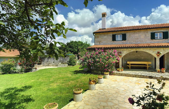 Holiday Home in Rojnici With Private Pool - Photo 1