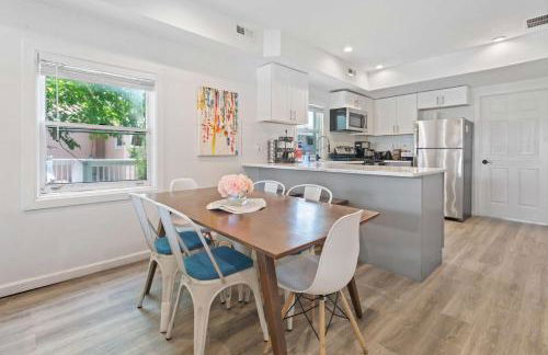 4BR 2BA Hot Tub Home By The Bay - Foto 7