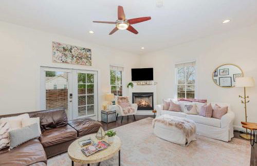 Rhythm & Rest Group Stay with Grill & Cozy Fireplace - Foto 1