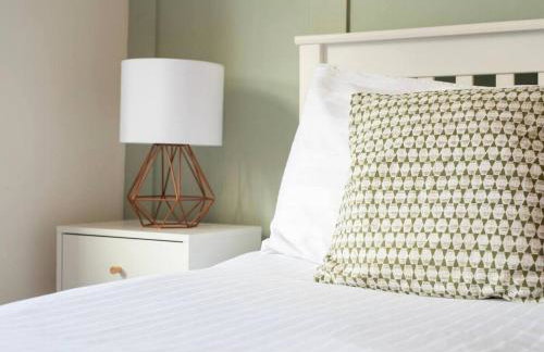 Stylish Caversham Town-House Free Parking & Garden - Photo 18