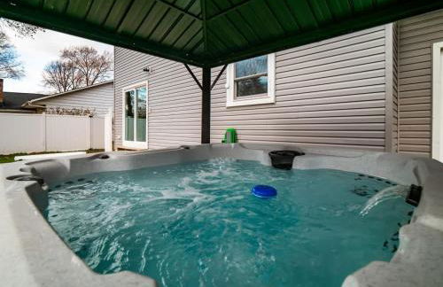 Vermilion Retreat with Game Room, Hot Tub and Across from Community Pool - Foto 45