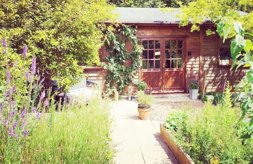 The Potting Shed near Tenby, 100" Projector, Four poster bed, On-site HOT TUB access via Spa Pack - Photo 5