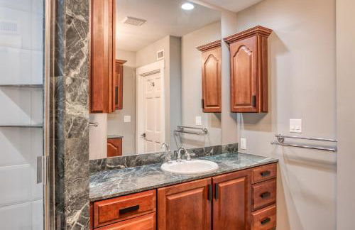 Colonial Quarter hideaway with modern comforts & balcony - near the beach - Photo 22