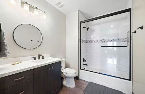 Spacious 5BR Family Townhome with Hot Tub and Garage - Foto 19