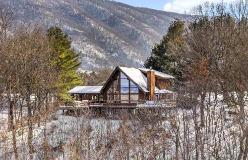 Modern Mountain Cabin with Hot Tub and Game Room Near Moorefield, West Virginia - Foto 1