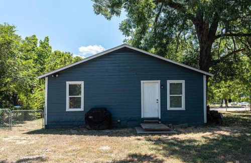 Escape to a Restored 1920s East Waco Bungalow - Photo 38