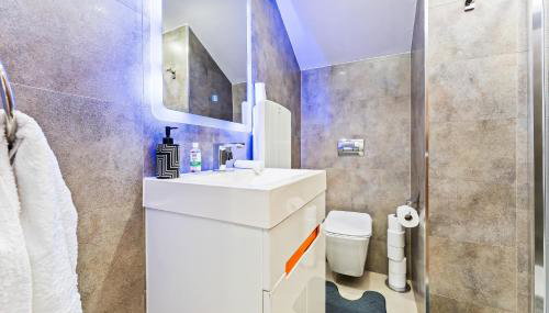 Exquisite 2-Bedroom Penthouse-Sleeps 7-Free Parking with Workspace & High-Speed WiFi - Foto 3, towels, Shower