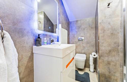 Exquisite 2-Bedroom Penthouse-Sleeps 7-Free Parking with Workspace & High-Speed WiFi - Foto 3