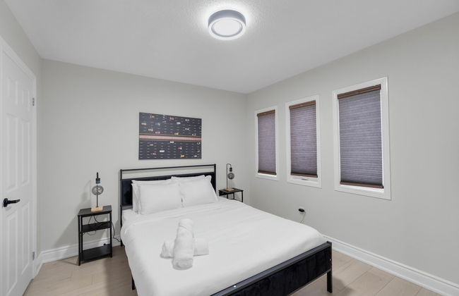 Beautiful House - On A Quiet Street - Photo 11