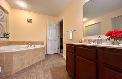 Modern 5 Bedroom Pocono house - Jacuzzi - Gameroom - Near Lake - Golf Couse - Foto 31