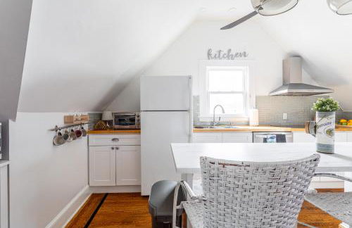 Charming 2BR Getaway with Modern Comforts - Foto 16