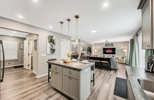 Modern 5BR, Kid-Friendly Home In Poconos with Pool Table - Foto 38