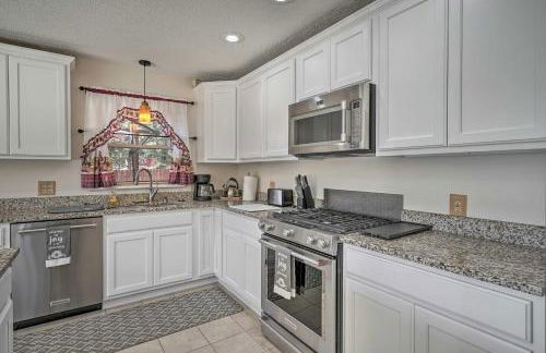 Peaceful Getaway with Private Hot Tub and Mtn Views! - Foto 10