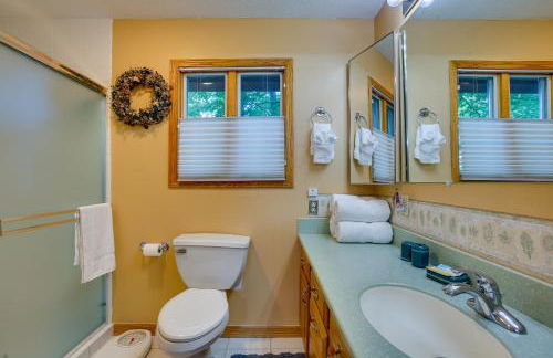 Sauna and Fireplaces! Lakefront Cadillac Retreat - Foto 22