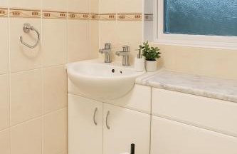 Modern 3 Bedroom Home, Free Parking, Garden, Sleeps 7 - Photo 14