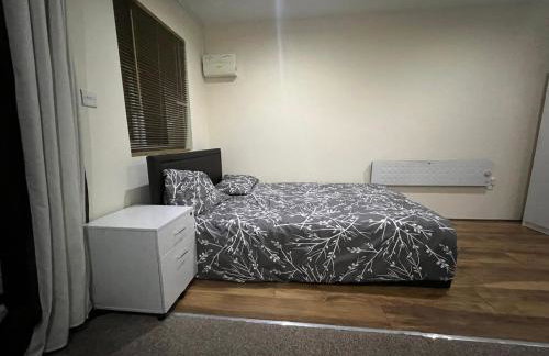 Modern Studio in Rayners Lane Pinner Harrow near wembley Greater London - Photo 3