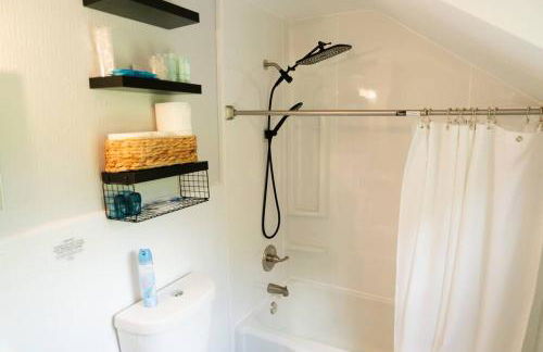 5-star Renovated 3BR Home & Backyard Deck near SU & Hospitals - Foto 45