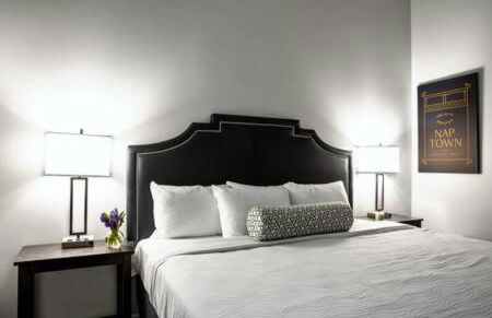 TWO Bold 2BR 2BA Apartments by CozySuites - Foto 1