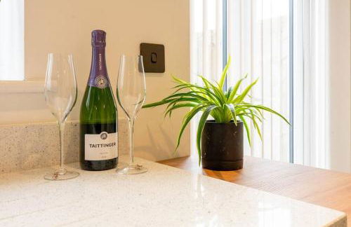 Stylish 3 Bed, 3 Bath, Garden & Drive for 2 cars - Foto 24