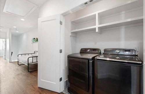 Nash House & Bars of Broadway with Patio Bar and Views! 8min Downtown! Sleeps 12! - Foto 11