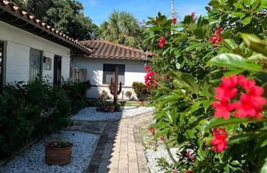 Two blocks from Beach - Walk to the water! - Foto 13