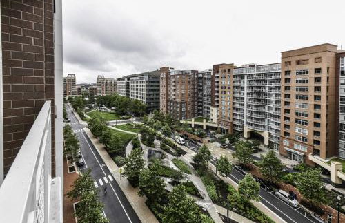 Stylish 2BR Retreat Gym Parkng and Scenic Rooftop - Foto 9