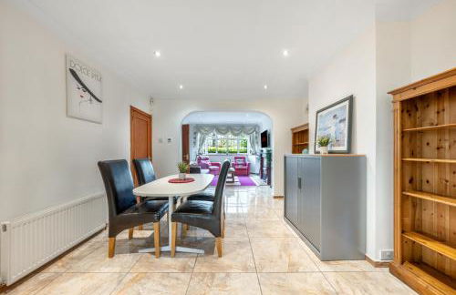 Barnet Serviced Accommodation - Elegant 5-Bedroom Home, Just a 7-Minute Stroll from High Barnet Station - Book Your Stay Today!" - Foto 13