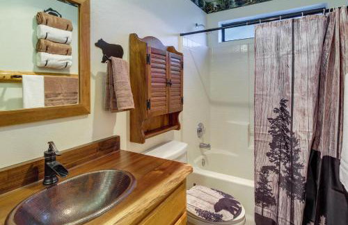 2 Mi to Show Low Lake: Scenic Cabin w/ Balcony - Foto 22