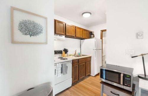 Workspace with Desk & Walkable to hospital & campus - Photo 11