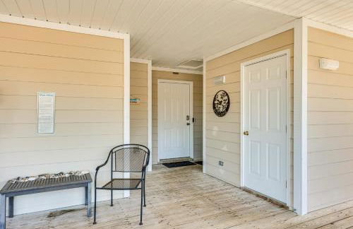 Marina and Beach Club Access Condo in Southport - Foto 29