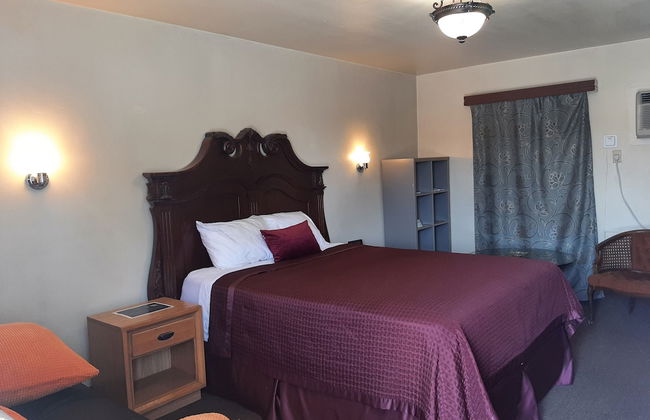 The New Star Motel with Studio-Kitchens: 1950s Extended-Stay Lodging and Retreat Center - Photo 7