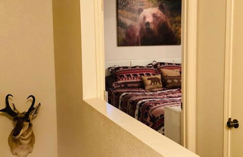 2BR Gated Escape With A Pool And Walk to Dining and Trails - Foto 11