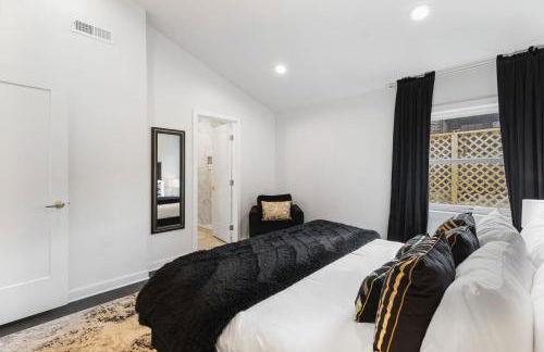 Vibrant Neon Condo Near Restaurants, Coffee and Bars - Foto 19