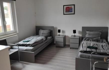 Monteurwohnung bei Würzburg fünf Schlafzimmer bis 10 Personen incl eigenen Parkplätzen und WLAN - Grill nur Einzelbetten - Foto 4