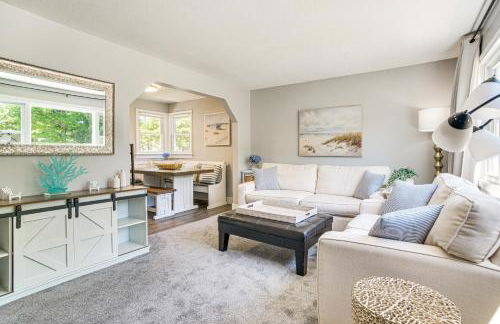 Private Beach and Resort-Style Perks Cape Cod Home - Foto 1