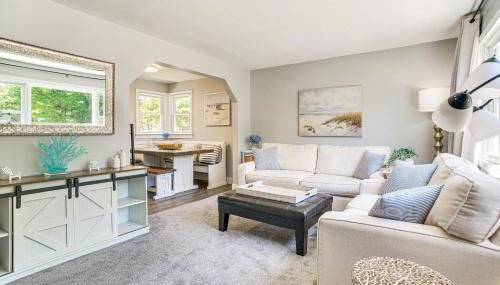 Private Beach and Resort-Style Perks Cape Cod Home - Foto 1