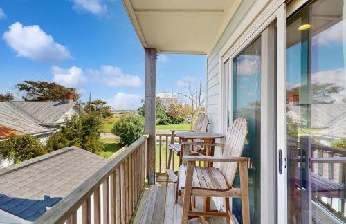 Updated three-story home with kayaks, bikes, & water views - great location - Foto 3