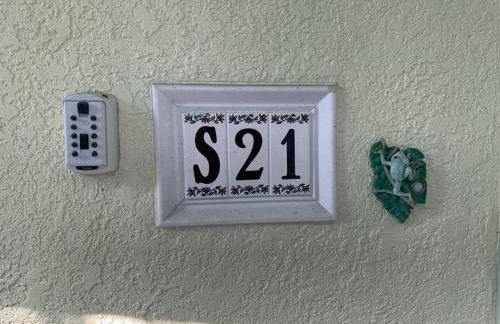 An Island Getaway at Palm Tree Villas - Photo 40