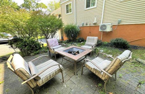 WOW!! Ultimate Pocono Retreat, Hot Tub, Game Room, Deck, Lakes, Skiing, Pools - Foto 35