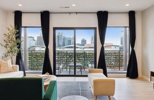 Skyline Nights in Downtown Nashville Walk to Broadway with Pool and Gym - Foto 12