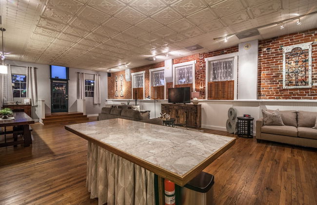 Elegant Loft-style Retreat in Old Firehouse Alley - Foto 3