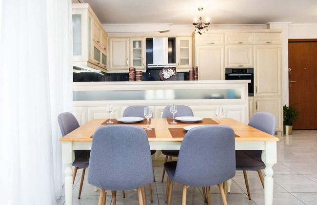 Elegant & Spacious Apt. with Sea View - Photo 15