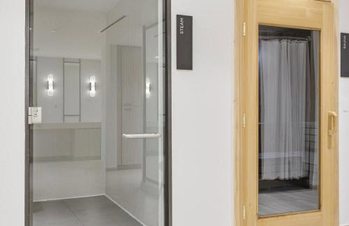 Upscale Downtown Condo Pool Gym & Skyline Views - Foto 72