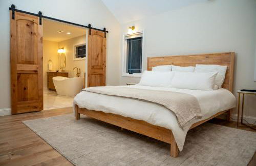 New Farmhouse, King Beds, Game Room, Hot Tub & View! - Foto 63